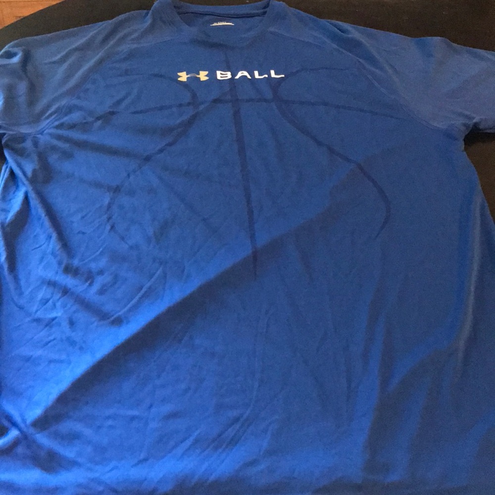 Looks Good Men’s Large Under Armour Ball Shirt 🏀